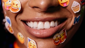 ¿Entendemos mejor los emojis que las expresiones faciales reales?