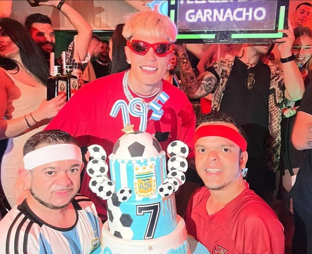 Garnacho festejó sus 19 años con una torta con los colores de Argentina.