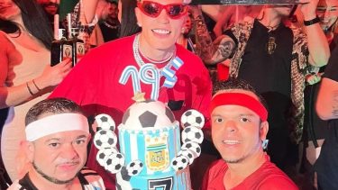 Garnacho festejó sus 19 años con una torta con los colores de Argentina.