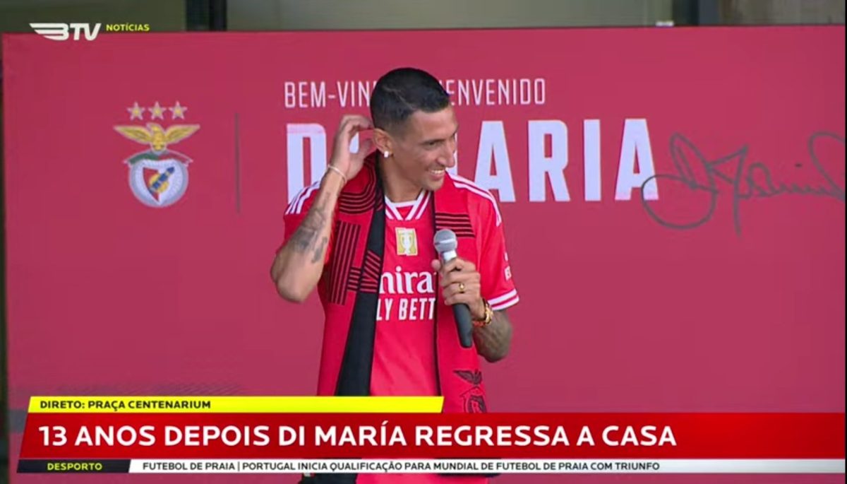 Di María fue recibido por una multitud de hinchas del Benfica.