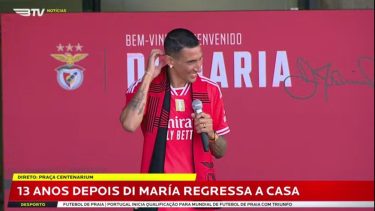 Di María fue recibido por una multitud de hinchas del Benfica.