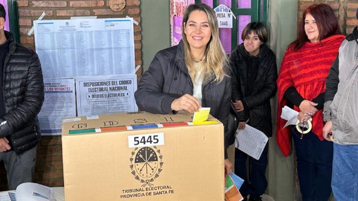 Carolina Losada votó en Rosario, y vivió un cómico momento. Foto Twitter Carolina Losada.