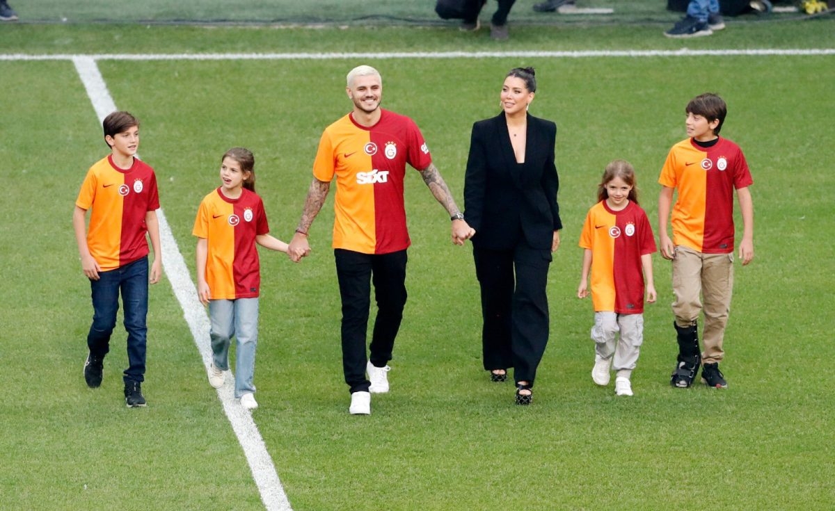 La familia Nara-Icardi fue la única que salió a la cancha en la presentación de temporada del Galatasaray.