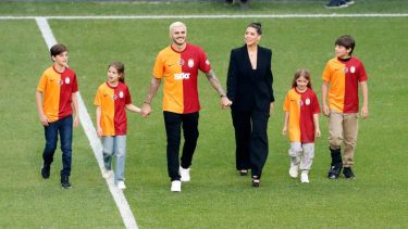 La familia Nara-Icardi fue la única que salió a la cancha en la presentación de temporada del Galatasaray.