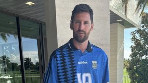 ¡Icónica! Lionel Messi y un homenaje a Diego Maradona junto a la camiseta del Mundial 94&#8242;