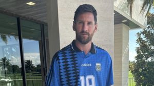 ¡Icónica! Lionel Messi y un homenaje a Diego Maradona junto a la camiseta del Mundial 94′