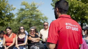 El free walking tour es un recorrido ofrecido por guías certificados que cobran el servicio con propinas. 