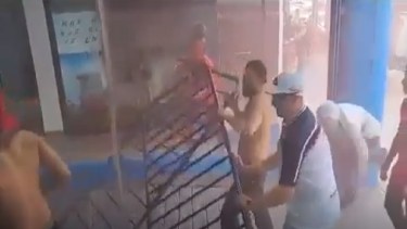 Hinchas de Independiente provocaron disturbios en la sede de Racing.