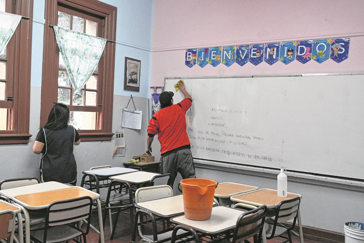 Los porteros, o personal de servicio de apoyo en las escuelas, tienen diversas tareas y reclaman categorización. Foto: Chino Leiva