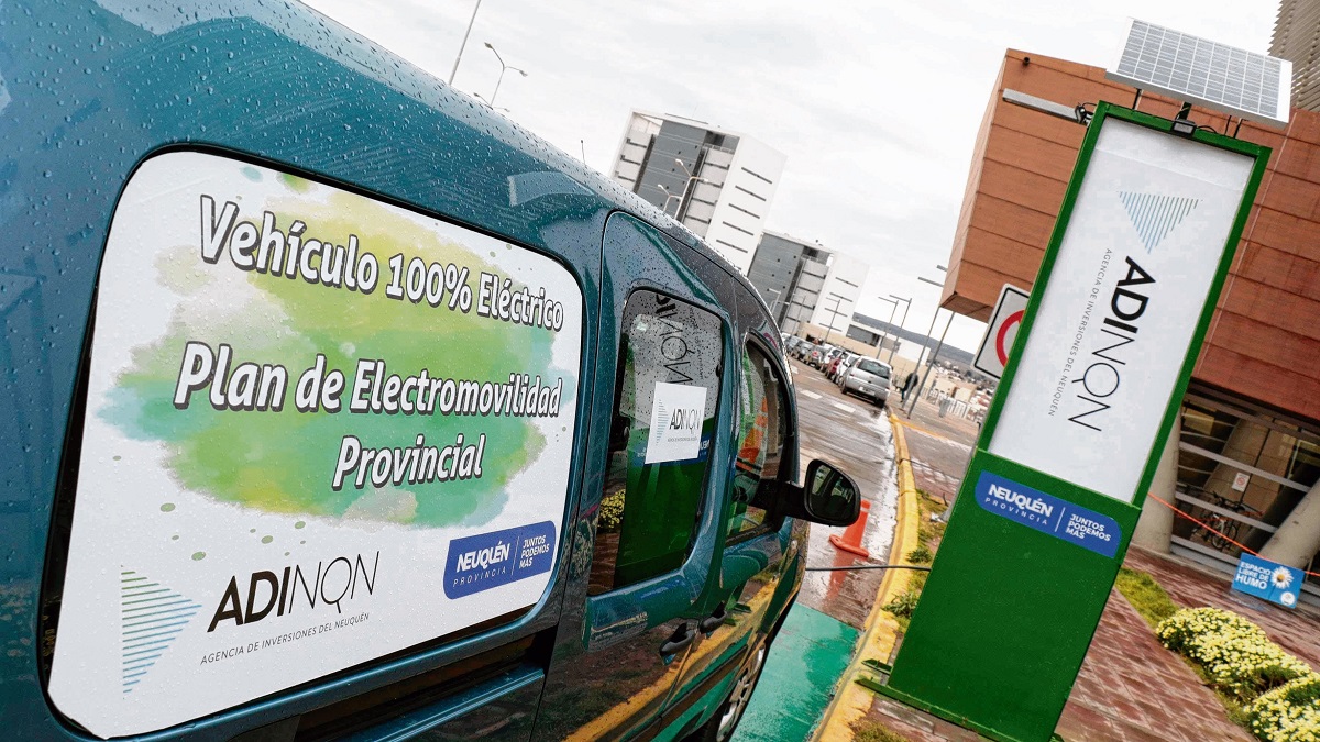 La Agencia de Inversiones desarrolló un corredor de cargadores eléctricos en la provincia, uno de los cuales se encuentra en el Centro Administrativo Ministerial.