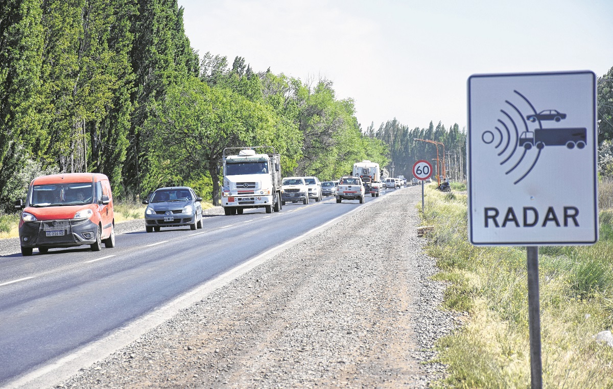 Los radares controlan los límites de velocidad y el uso de las luces “bajas” en las rutas de la Provincia. Foto: archivo/Florencia Salto.