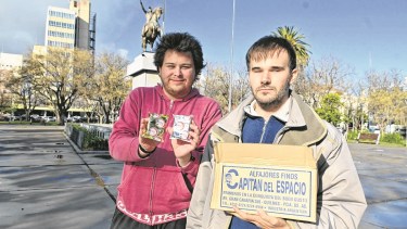 Para la venta de los tradicionales alfajores no tiene un lugar fijo y confía en la publicidad “boca a boca” de sus clientes.
Foto: Marcelo Ochoa