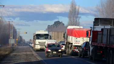 El humo llegó hasta las calles del centro de Roca. Foto: Andres Maripe.