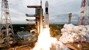 India lanzó un cohete a la Luna para intentar llevar una nave no tripulada