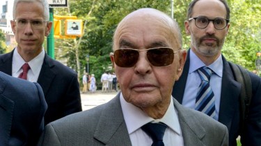 Joe Lewis, dueño de la estancia en Lago Escondido en el sur argentino y propietario del club de fútbol Tottenham Hotspur, declaró ayer ante la justicia estadounidense.