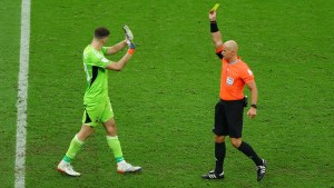 Cambiaron reglas en el fútbol y la ley «anti Dibu Martínez» es oficial: de qué se trata