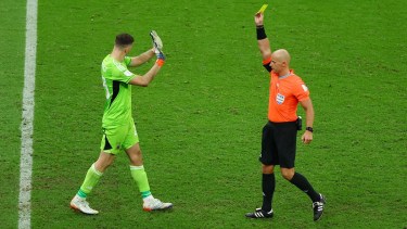 La IFAB cambió las reglas del fútbol y penalizará conductas de los arqueros que intimiden o molesten a los ejecutantes de los penales: se conoce como ley "Anti Dibu Martínez". Foto Reuters/Molly Darlington