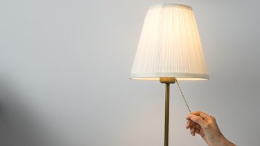 El ahorro de energía es importante, para evitar un alto consumo de dinero.-