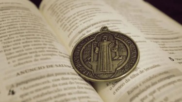 La medalla de San Benito tiene un gran significado espiritual para quien la porta.-