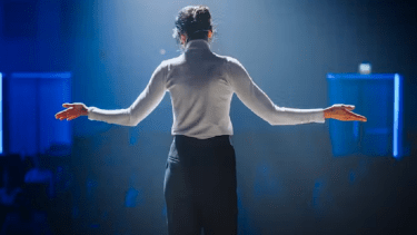 Nadie nace con cualidades para ser un buen orador. A hablar en público se aprende. Foto: Gorodenkoff/Shutterstock

