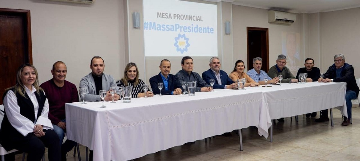 Los referentes políticos reunidos este martes en Villa Regina para apoyar la candidatura de Sergio Massa. 