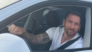 El rosarino saludó y firmó autógrafos a los fanáticos que se acercaron.