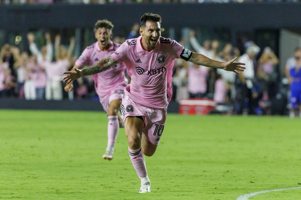 Messi a pleno y feliz: ya hizo tres goles en dos partidos con el Inter Miami FC.  (David Santiago/Miami Herald via AP)