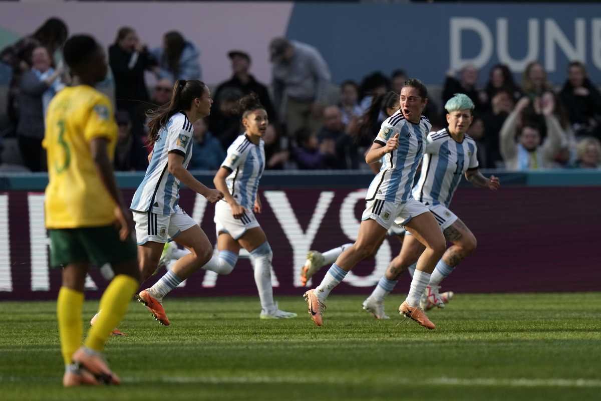 Romina Nunez metió un gran cabezazo y puso el definitivo 2-2. (AP Photo/Alessandra Tarantino)
