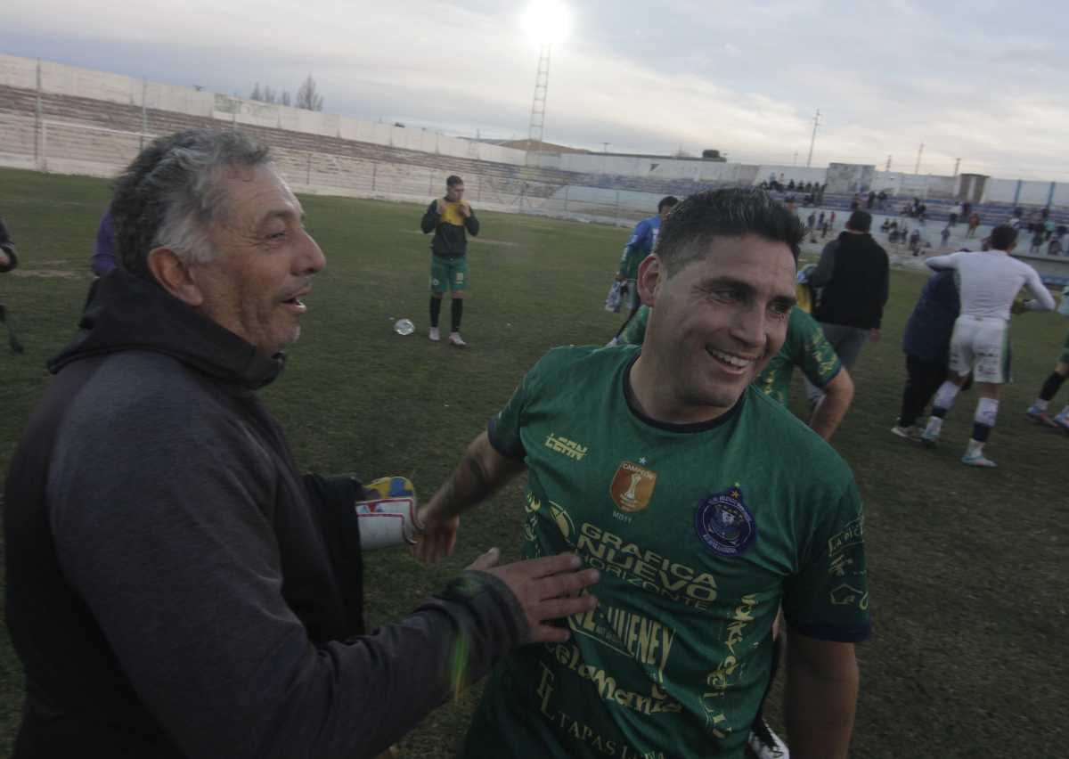 Henry Sáez junto a Hugo Silva, goleador y entrenador. (Foto: Oscar Livera)