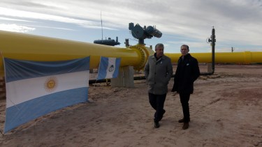 El acto realizado en Neuquén tuvo sus notas particulares, como la colocación de la bandera provincial junto a la nacional. (Foto: Oscar Livera)