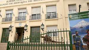 Las Madres de Plaza de Mayo de Neuquén en contra del tour turístico en el Comando neuquino