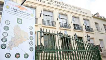 Los martes y jueves el bus turístico se detiene por unos 20 minutos en el Comando de Neuquén (foto Florencia Salto)