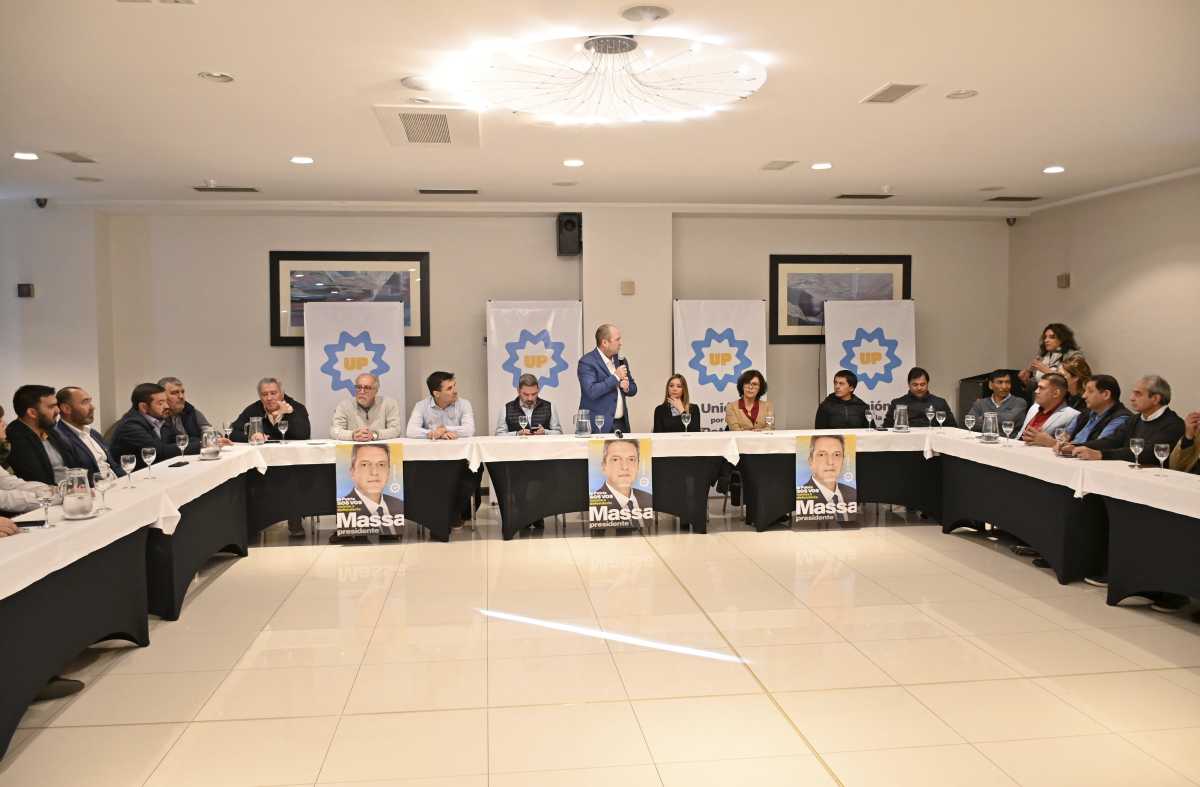 Los integrantes de la mesa Massa Presidente en Neuquén mostraron la amplitud del agrupamiento proselitista para el 13 de agosto (Florencia Salto)