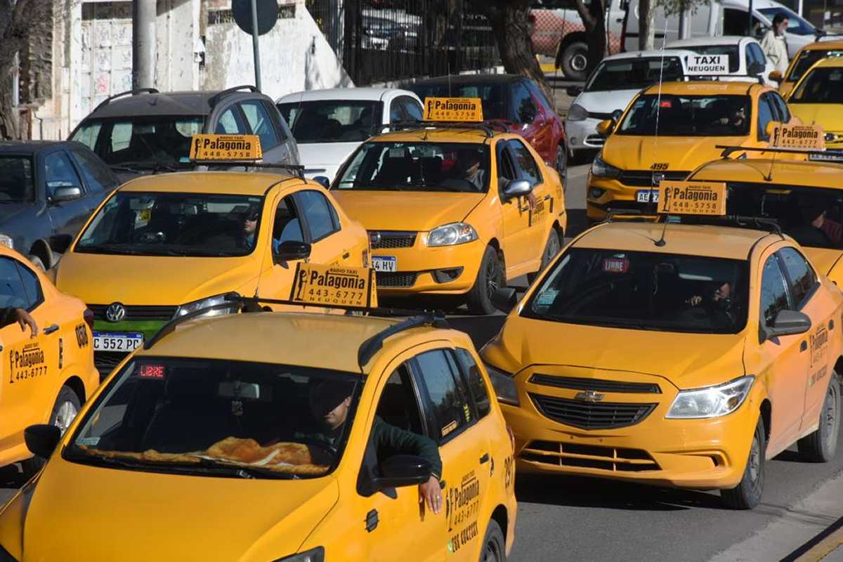 Desde este viernes se aplica el aumento de la tarifa de taxis en Neuquén.  Foto: Archivo Matías Subat.