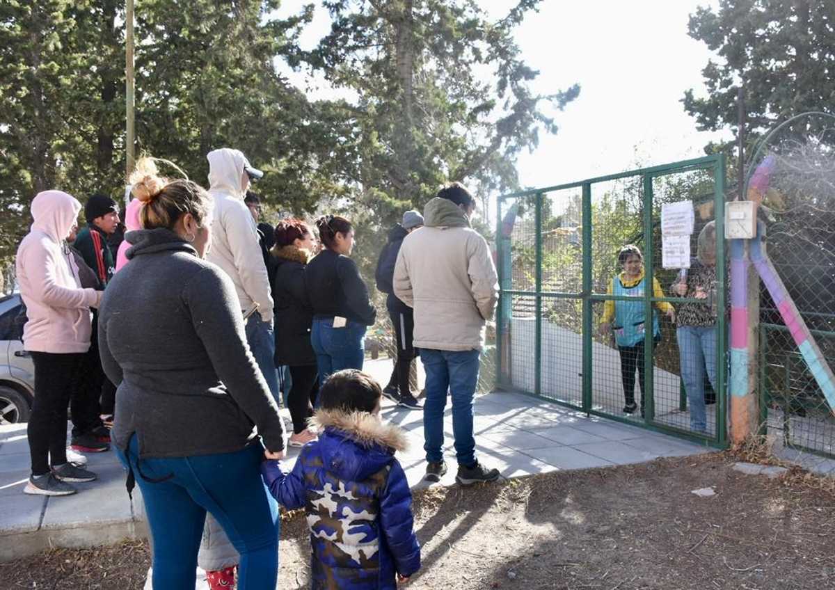 Las familias se acercaron al jardín este miércoles para pedir explicaciones. Foto: Matías Subat. 