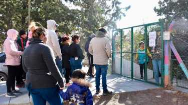 Las familias se acercaron al jardín este miércoles para pedir explicaciones. Foto: Matías Subat. 