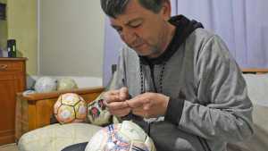 Arreglar pelotas: un oficio que volvió a estar presente con mucha solidaridad en Cipolletti