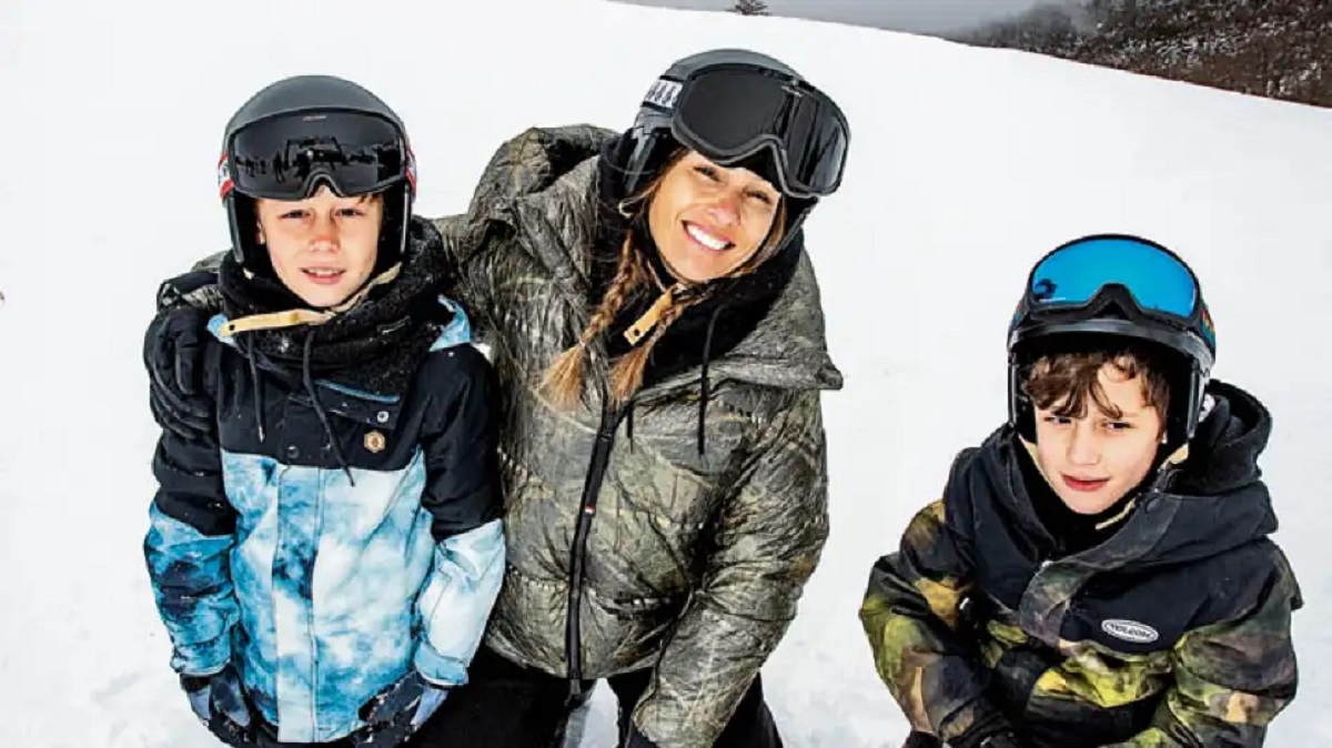 Pampita disfrutó con sus hijos de la nieve en el Cerro Bayo. Foto: Daniel Cramer para revista Caras.-
