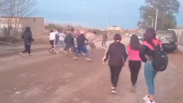 La policía se acercó y los jóvenes pararon de pelear. Foto: Gentileza.