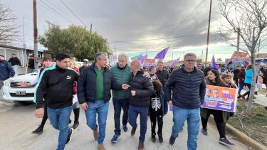 Rubén García, candidato de Cutral Co y Claudio Larraza de Plaza Huincul, por Comunidad hicieron caminata con Rolando Figueroa (Foto: Gentileza)