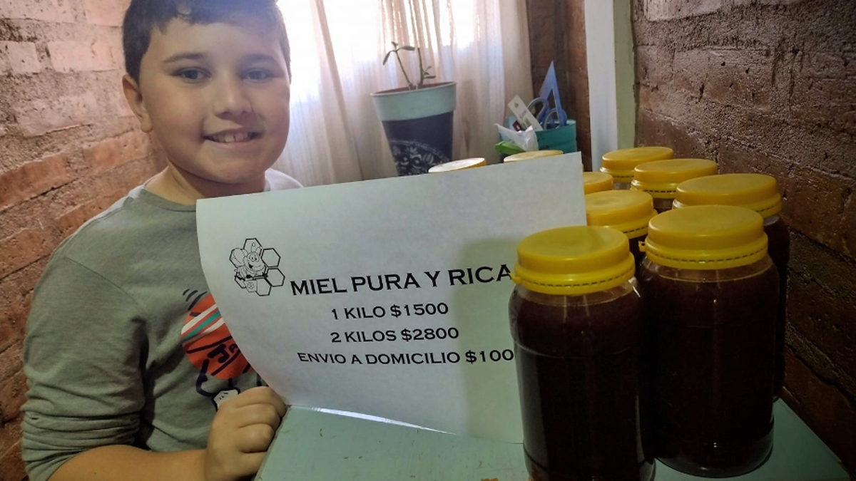 Tiene 9 años y vende miel en Regina para juntar dinero. Foto: Facebook.