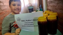 Imagen de Tiene 9 años y vende miel en Regina para viajar a Mar de Plata