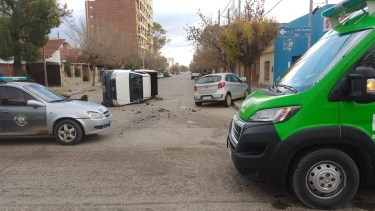 A pesar del fuerte impacto y vuelco de la camioneta, tanto el conductor como la pasajera del automóvil resultan sin lesiones graves tras accidente en Roca. Foto Gentileza.