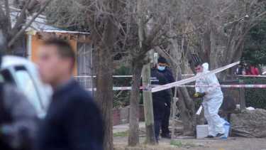 El crimen ocurrió ayer por la tarde en Stefenelli. Los vecinos no salían de su asombro tras el doble crimen. foto: Andrés Maripe.