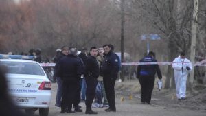 Doble crimen en Roca: el sospechoso está prófugo y lo siguen buscando en la región