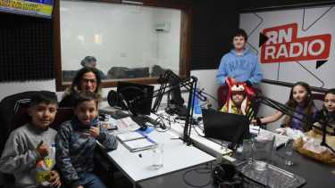 De visita en RIO NEGRO RADIO, los peques contaron cómo fue la primera semana de vacaciones en Roca. foto: Juan Thomes.