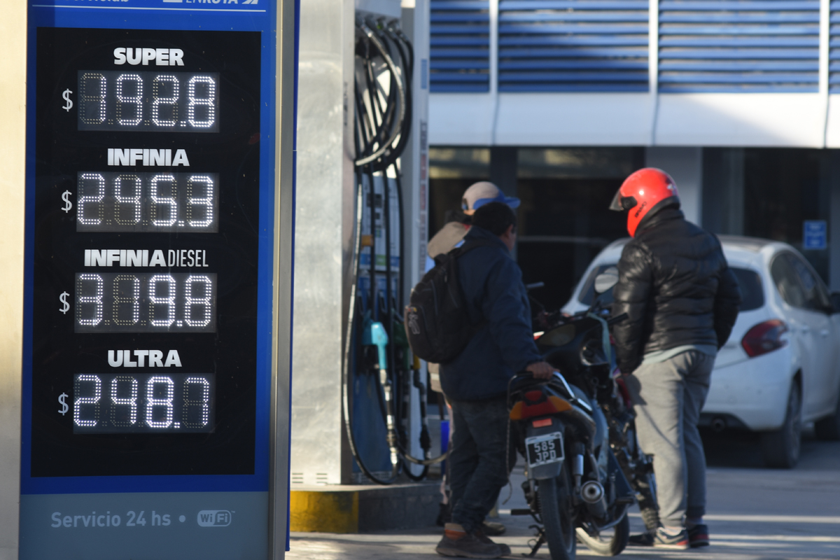 Los impuestos a los combustibles están congelados y registran un atraso de varios meses. (Foto: Juan Thomes)