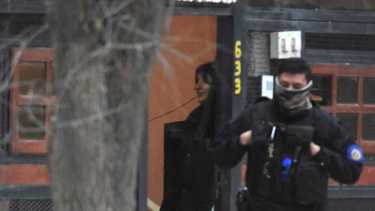 Efectivos de la rionegrina colaboraron con el operativo en la casa donde el 30 de junio ocurrió el doble crimen. fotos: Juan Thomes.