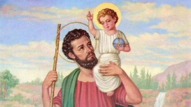 San Cristóbal cruzaba a las personas de una orilla a otra del río, por eso se lo considera el guardián de los viajeros.-