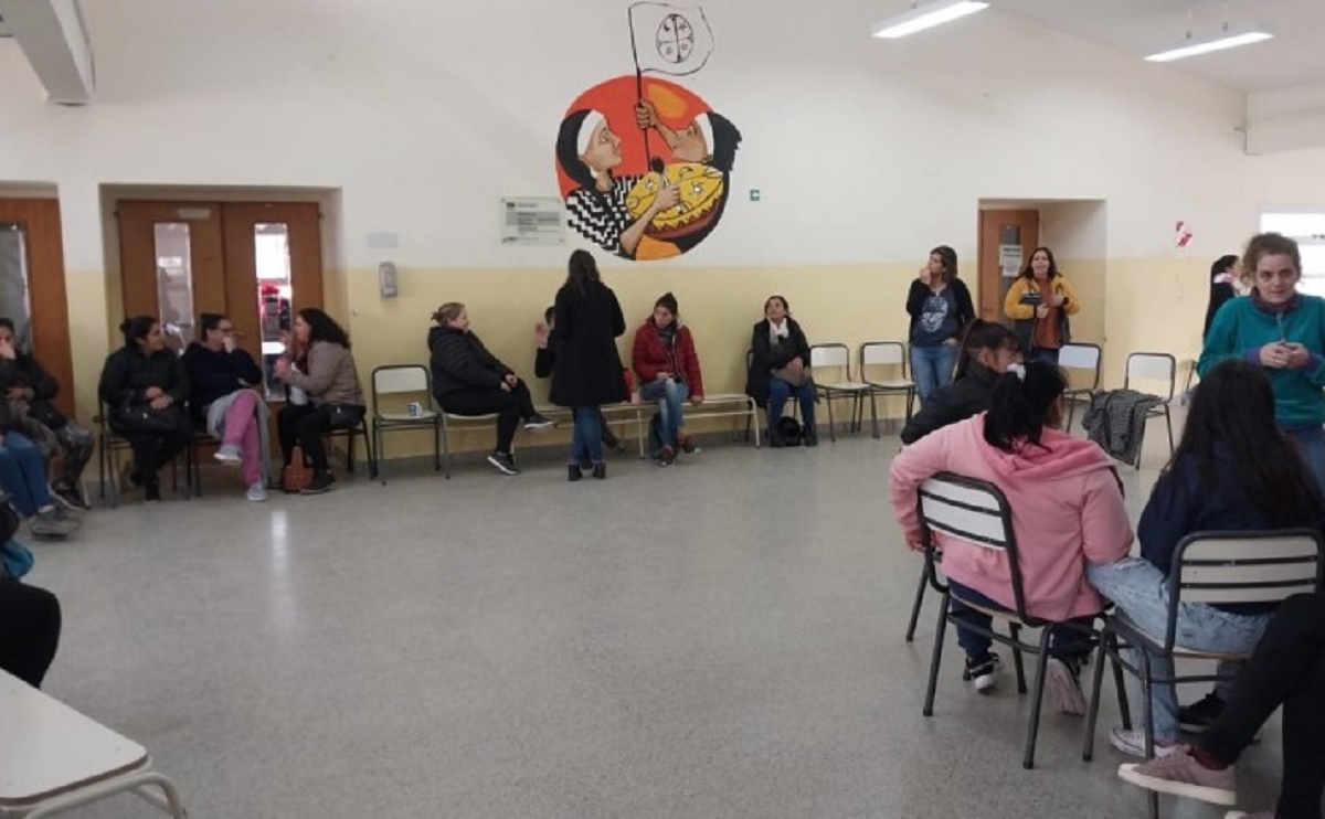 Esta mañana la comunidad educativa de la ESRN 19 del barrio Patagonia de Viedma realizó duras críticas hacia organismos del Estado. Foto Gentileza Diario La Palabra.